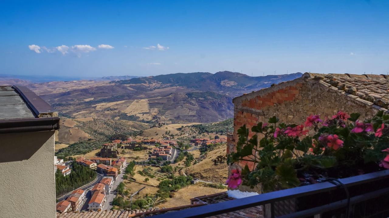 La Casa Del Fabbro Bed & Breakfast Troina Bagian luar foto